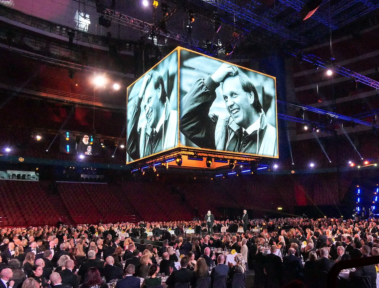 Tommy Sandlin på storbildsskärmen i Avicii Arena när han utsågs till Tidernas coach på Tidernas hockeygala 2022.